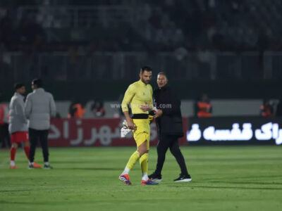 ببینید | مربی پرسپولیس، پیراهن استقلال را یادگاری گرفت!