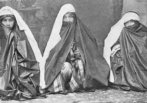 زن بدبخت را در میدان سپه آنقدر شلاق زدند که مُرد و مردم هم در مرگ او هورا کشیدند