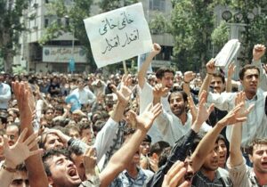 خاطرات هاشمی: ، دانشجویان به مناسبت روز دانشجو شعارهای تُندی دادهاند و با پلیس درگیر و جمعی از آنها بازداشت شدهاند