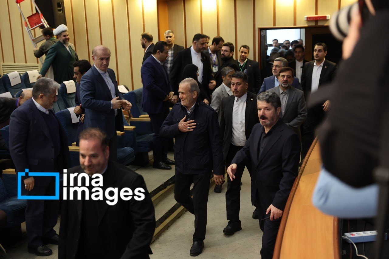 اولین تصاویر از حضور پزشکیان در مراسم روز دانشجو دانشگاه شهید بهشتی