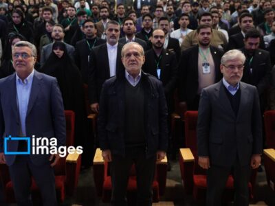 پزشکیان: چه اتفاقی افتاده مردمی که سال ۱۴۰۱ به رهبری بی احترامی کردند در ۱۴۰۴ گفتند جانمان فدای رهبر!/ اگر فردی نظری خلاف ما دارد به معنی ضدیت است؟