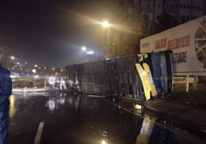 ببینید | چپ کردن اتوبوس مسافربری در جاده لغزنده