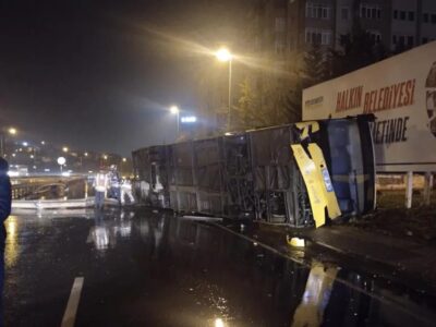 ببینید | چپ کردن اتوبوس مسافربری در جاده لغزنده