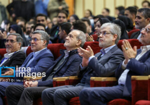 ژست خاص پزشکیان در مراسم روز دانشجو + عکس