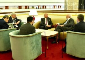 تاکید ظریف و فؤاد حسین بر حل مسالمتآمیز بحرانهای منطقه