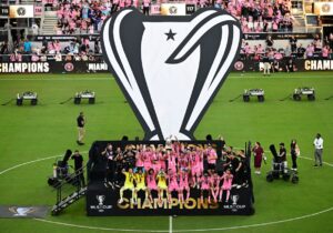 عکس | ژست عاشقانه بکام و ویکتوریا با جام قهرمانی