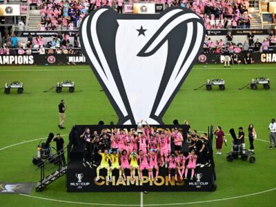 عکس | ژست عاشقانه بکام و ویکتوریا با جام قهرمانی