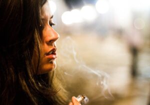 چرا ترک سیگار برای زنان سختتر از مردان است؟