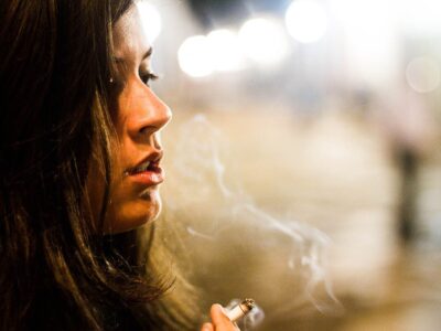 چرا ترک سیگار برای زنان سختتر از مردان است؟