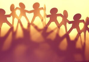 نقش همسالان و گروههای اجتماعی در دینگریزی جوانان