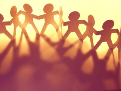 نقش همسالان و گروههای اجتماعی در دینگریزی جوانان