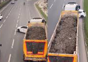 ببینید | تصادفی که باعث فروپاشی عصبی راننده خودروی شاسیبلند شد؛ ۱۰۰ متر کشیده شدن وسط اتوبان!