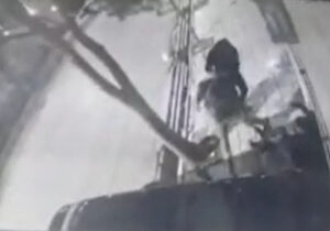 ببینید | تصاویری شوکه‌کننده از قمه‌کشی و زورگیری از یک شهروند در بلوار دانشجو مشهد