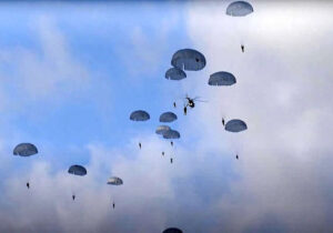 ببینید | رژه هوایی چتربازان در دمشق به مناسبت سالگرد سقوط حکومت بشار اسد