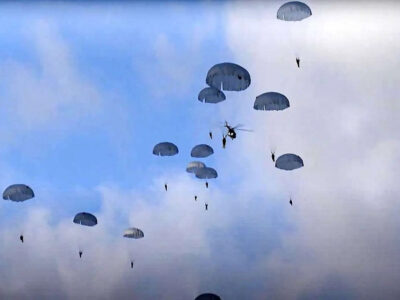 ببینید | رژه هوایی چتربازان در دمشق به مناسبت سالگرد سقوط حکومت بشار اسد