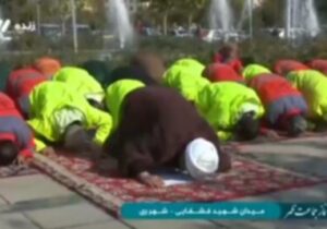 ببینید | اقامۀ نماز جماعت متفاوت شبکه سه از پاکبانان تهرانی