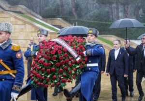 ادای احترام وزیر امور خارجه به شهدای جمهوری آذربایجان+عکس