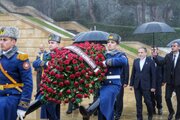 ادای احترام وزیر امور خارجه به شهدای جمهوری آذربایجان+عکس