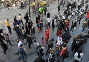 افزایش لجاجت جمعی درپی شادی اجباری/ طبقه فرودست شادی می‌کند تا دوام بیاورد، شادی طبقه فرادست برای نمایش منزلت است