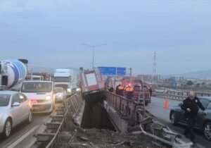 ببینید | حادثه در کرکقلعه؛ راننده ماشین آتشنشانی کنترل خودرو از دست داد!