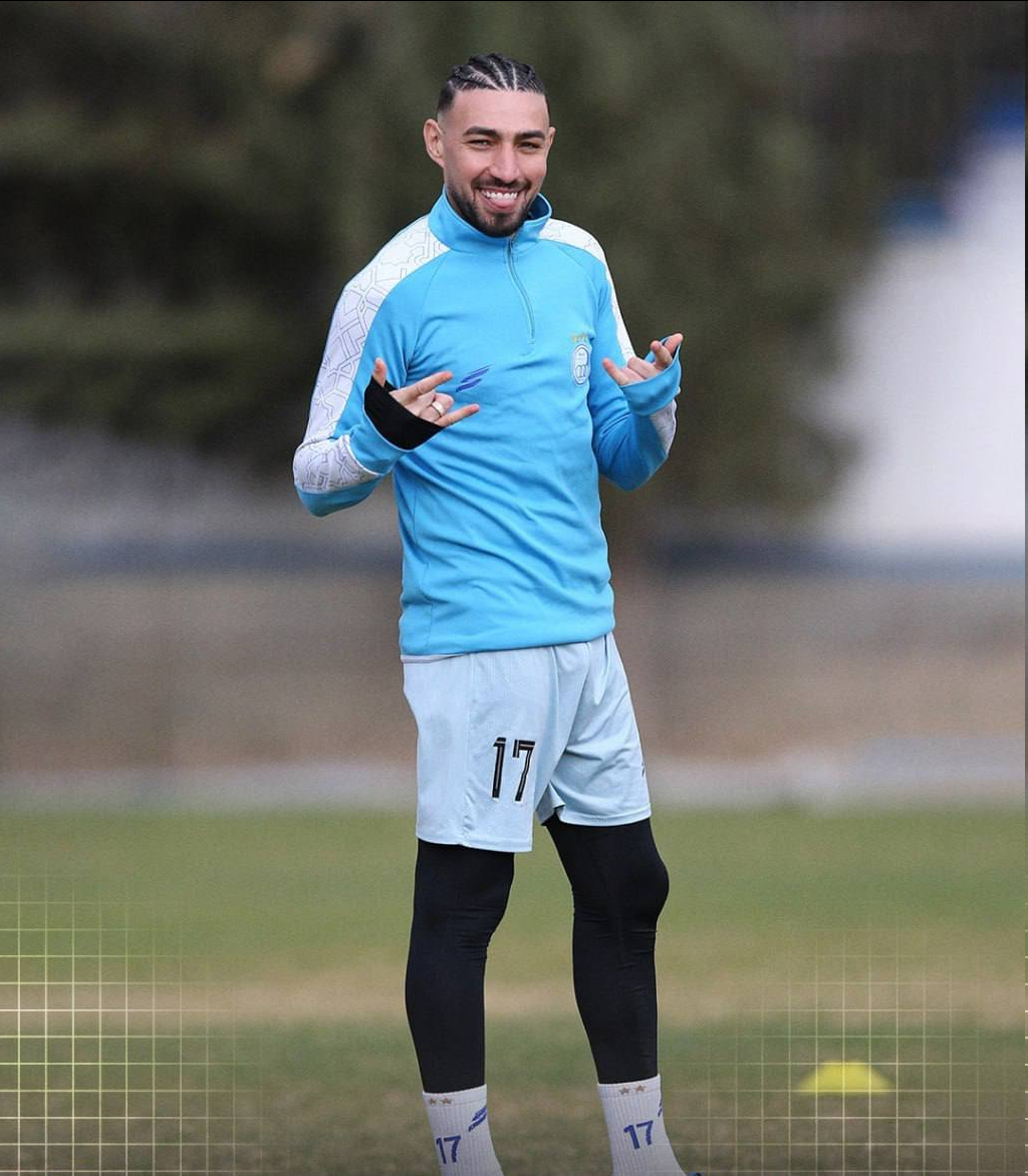 عکس| رونمایی مونیر از مدل موی جدید در تمرین استقلال