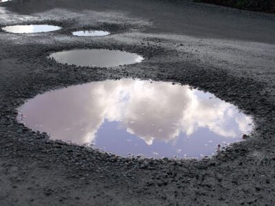 ببینید | لحظه عجیب سقوط زن جوان داخل چاله پر آب!