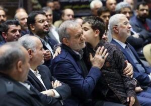 ببینید | حضور رئیس‌جمهور در مراسم ختم خانواده سقاب اصفهانی