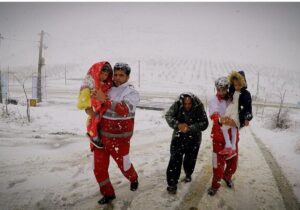 هلالاحمر زنجان بیش از ۱۷۸ خودرو را از دل برف بیرون کشید