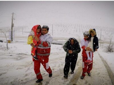 هلال‌احمر زنجان بیش از ۱۷۸ خودرو را از دل برف بیرون کشید