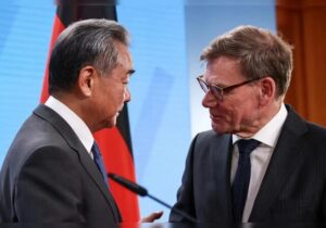 وزیر خارجه چین: ژاپن ارتش ما را تهدید می‌کند