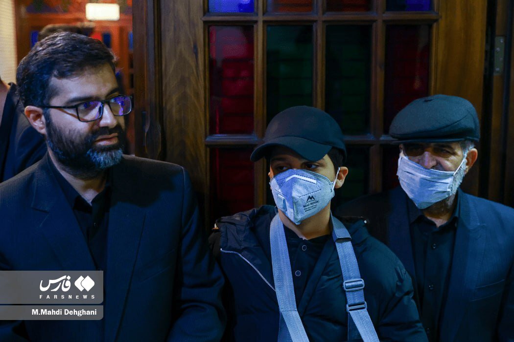 عکسی از فرزندان درگذشته سقاب اصفهانی در مراسم ترحیم/ فرزند و پدرهمسر او بازمانده تصادف هستند