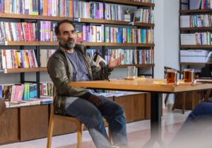 نویسندهای که روایتش را به ایوان طلا گره زده است