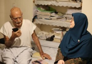 دیدار سخنگوی دولت با عطا احمدی خیر مدرسهساز کرمانی