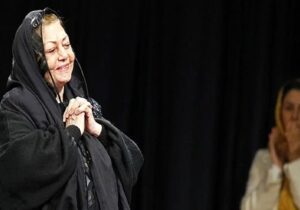 عکس/ حمیده خیرآبادی در ۳۷ سالگی و در پشت صحنه یک تئاتر؛ سال ۱۳۴۰