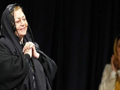 عکس/ حمیده خیرآبادی در ۳۷ سالگی و در پشت صحنه یک تئاتر؛ سال ۱۳۴۰