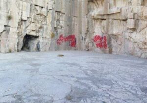 نقاشیهای اسپریای، حکنامها، خطوط تراشیده، دوده آتش و …در یادگار دوره هخامنشی/ عکس