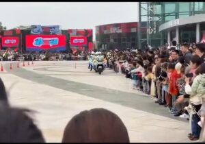 ببینید | حادثه شوکهکننده در چین؛ موتور پلیس وارد تماشاگران را زیر گرفت!