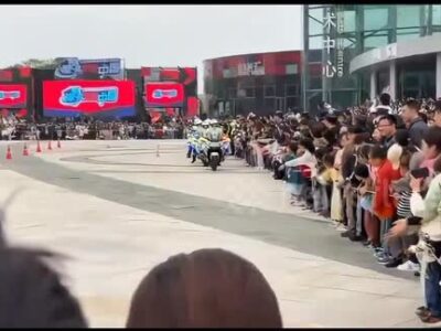 ببینید | حادثه شوکهکننده در چین؛ موتور پلیس وارد تماشاگران را زیر گرفت!