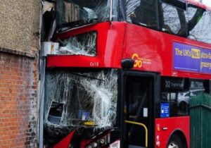 ببینید | انتشار تصاویر دوربین خودرو از لحظه تصادف اتوبوس دوطبقه در مرکز لندن