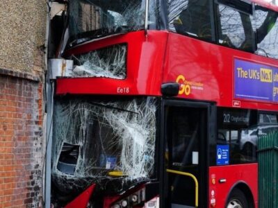 ببینید | انتشار تصاویر دوربین خودرو از لحظه تصادف اتوبوس دوطبقه در مرکز لندن