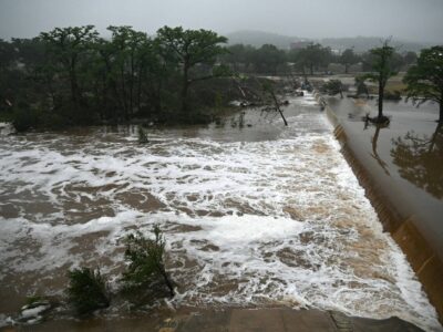 ببینید | تصاویر تلخ از وسط سیل هولناک در قرهانجیر کرکوک؛ آب نوزاد را با خود برد!