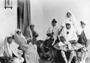 یکی از مجازاتهای زنان در دوره قاجار قیچی کردن گیسشان بود