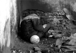 جسد کارتنخوابی که ۳۰ روز بیصاحب ماند/ اعتراف معاون شهردار به بازگشت کارتنخوابها به پاتوقها/ تبدیل کانال آبهای تهران به خوابگاه کارتنخوابها