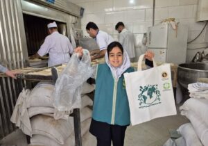 توزیع کیسههای پارچهای با هدف کاهش مصرف پلاستیک در شیروان