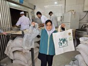 توزیع کیسه‌های پارچه‌ای با هدف کاهش مصرف پلاستیک در شیروان