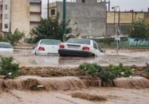ببینید | طوفان شدید باران و گرفتار شدن ماشینها در جاده عین خوش به دهلران