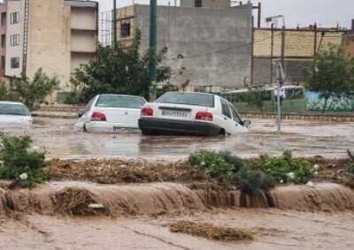 ببینید | طوفان شدید باران و گرفتار شدن ماشین‌ها در جاده عین خوش به دهلران