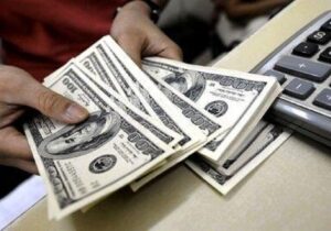 قیمت دلار، یورو و سایر ارزها امروز ۲۴ آذر/ نرخ دلار «عجیب» شد؛ پوند ۱۷۳ هزار تومان قرار گرفت