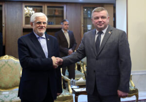 جزئیات دیدار عارف با یک مقام دولت بلاروسی/ ایران برای توسعه روابط با بلاروس هیچ محدودیتی ندارد