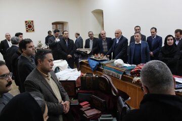 بازدید رایزنان بازرگانی ۱۱ کشور از ظرفیت‌های صنایع‌دستی لرستان در قلعه فلک‌الافلاک